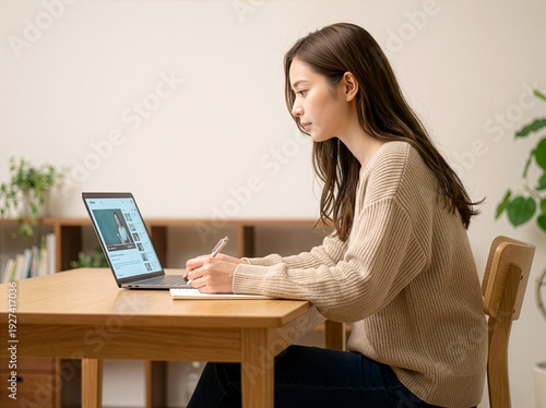 Wallpaper Mural 自宅でオンライン講座を学ぶ女性 Torontodigital.ca