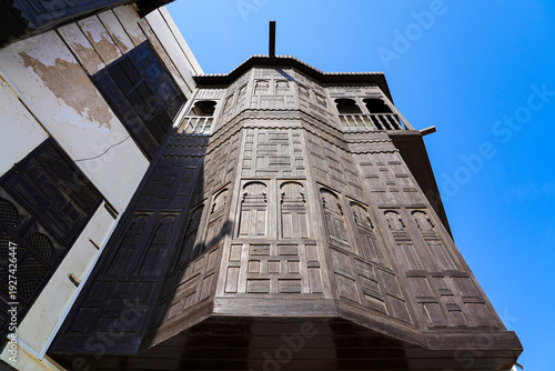 Foto Detail of a massive dark wood rawshan in the Al-Balad district of Yanbu, Saudi A