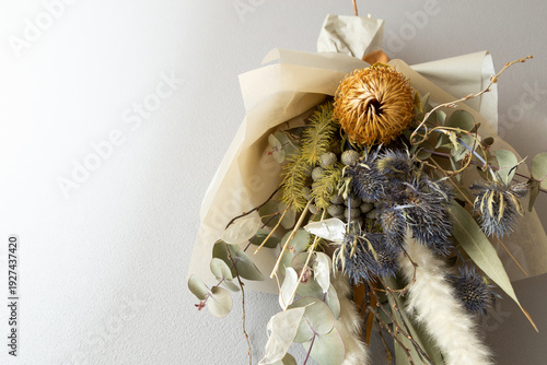 壁にかけられたドライフラワー