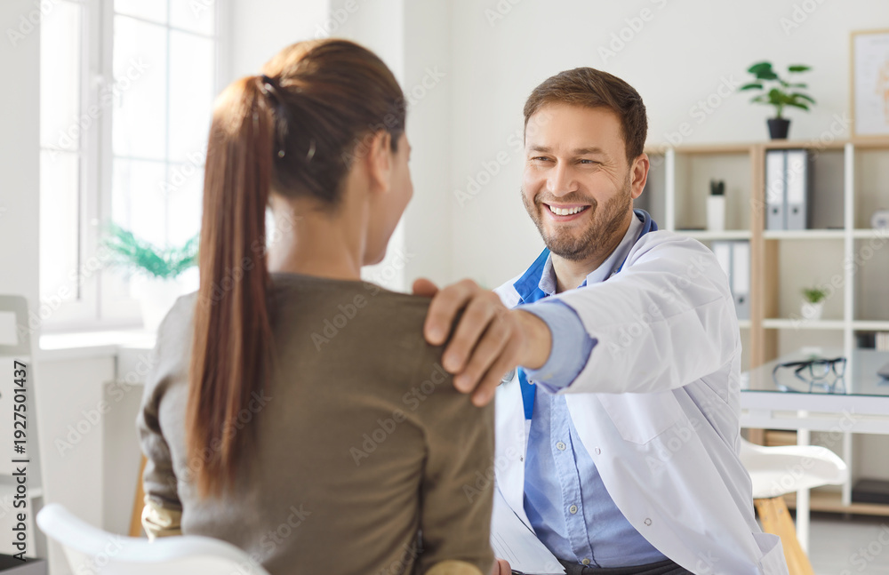 Obraz premium Positive man doctor or nurse holds medical consultation for patient in hospital office or medical office, offering care and support during visit in a professional setting with compassion.