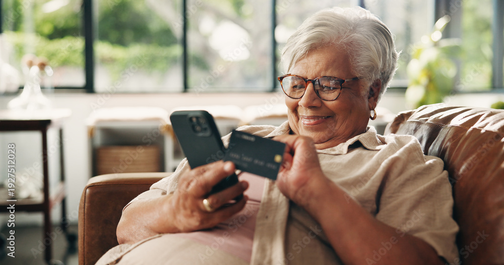 Obraz premium Credit card, online shopping and phone with old woman on sofa in home for retirement as customer. App, ecommerce and smile with happy senior person in living room of apartment for payment or purchase