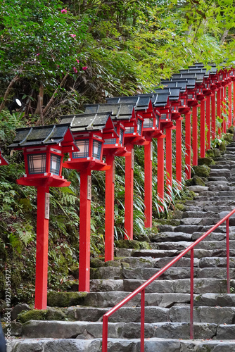 京都貴船神社の朱塗りの灯籠が立ち並ぶ参道の石段