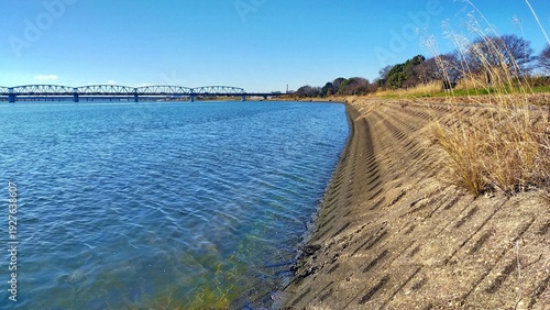 Tableau sur toile 冬の青空と広大な河川敷の堤防背景