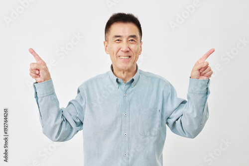 Wallpaper Mural 白背景で左右を指す男性 Torontodigital.ca