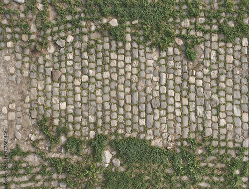 Foto Overhead view of cobblestone pathway with grass and small stones between gaps, f