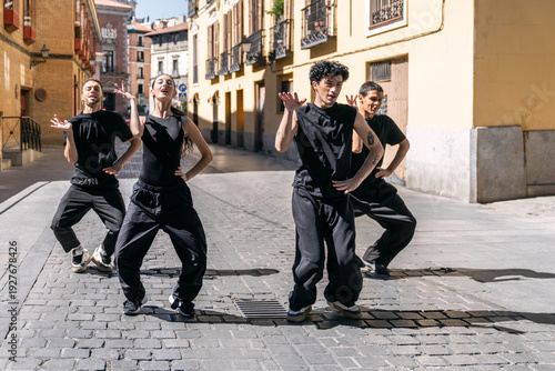 Foto Dancers moving in sync on a city street, expressing urban culture and freedom th