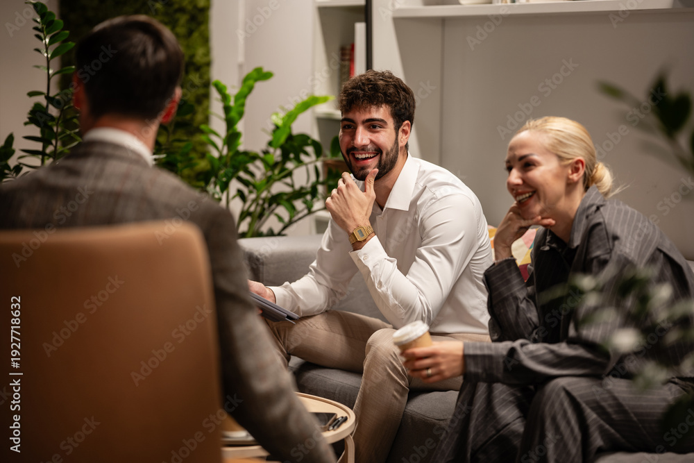 Obraz premium Business people having informal meeting and collaborating