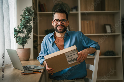 Quadro su tela Man receiving package while working in home office