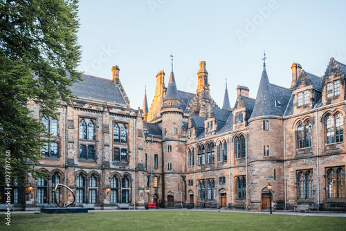 Canvas Print Courtyard of University of Glasgow Historic Building