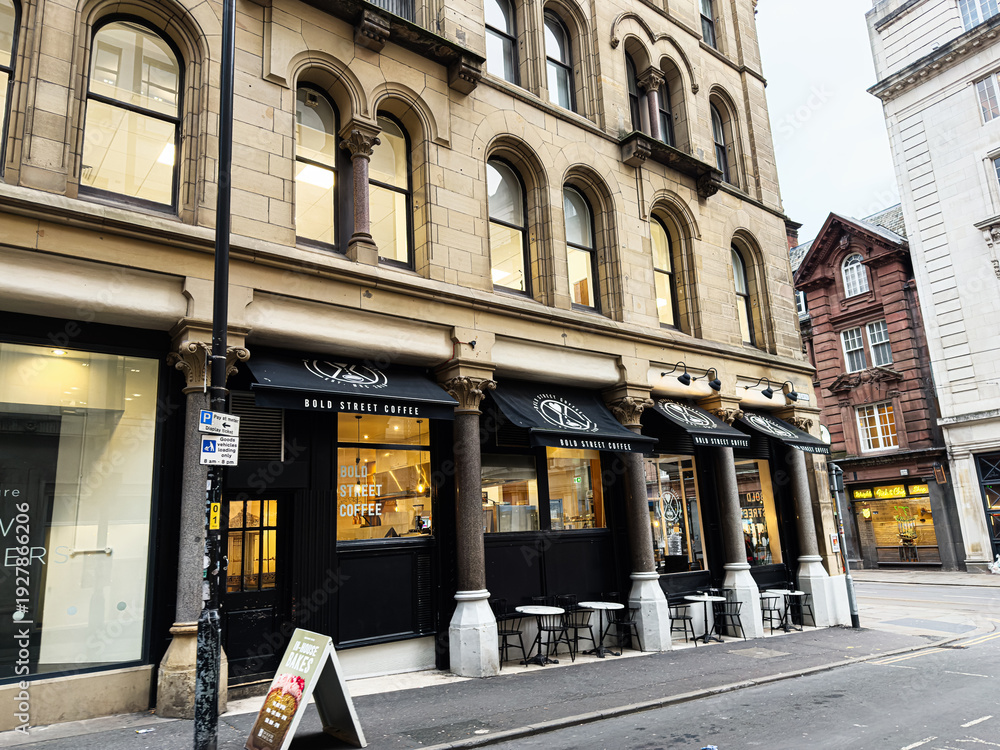 Naklejka premium Bold Street Coffee on historic Manchester street front with outdoor seating and urban charm