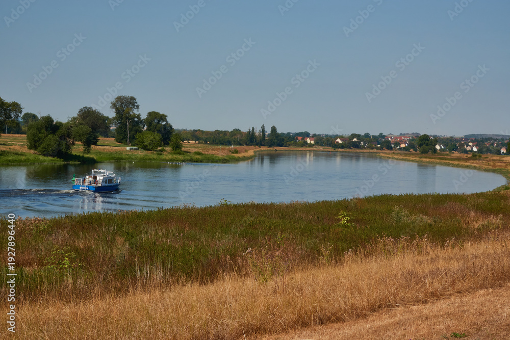 Fototapeta premium Blick auf die Elbe bei Gohlis im Sommer 2022