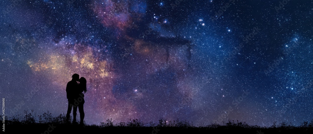 Fototapeta premium The Silhouetted Couple Embracing Under a Vibrant Milky Way Night Sky
