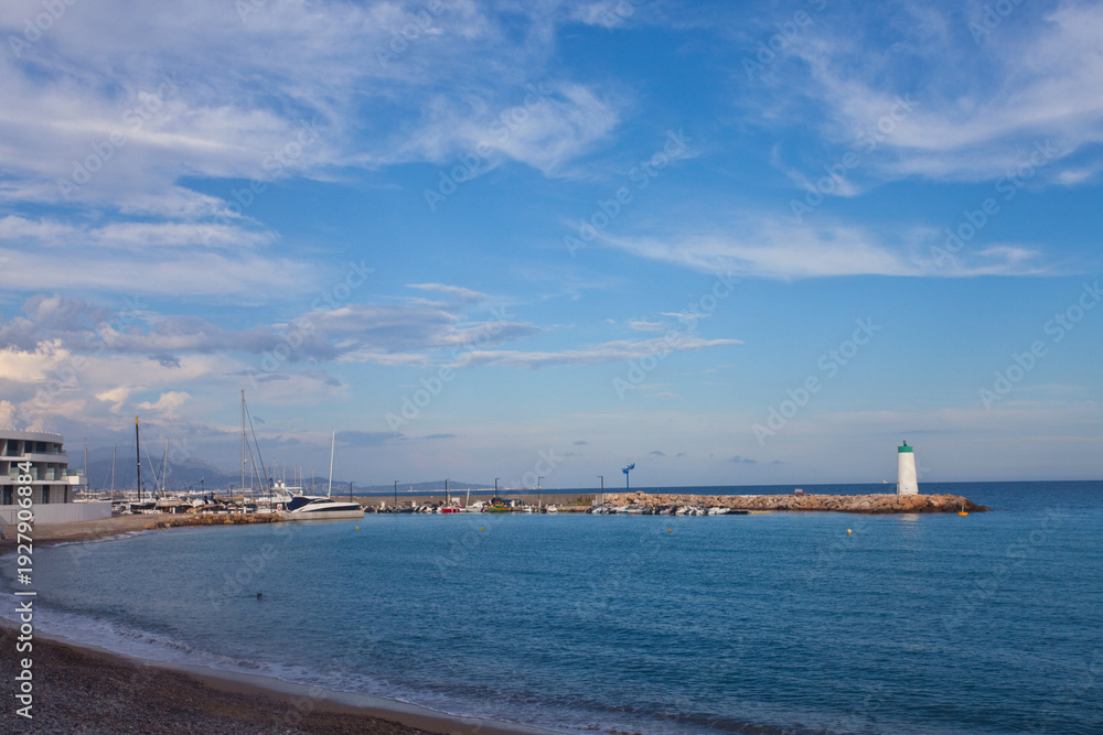 Obraz premium Lazurowe morze, plaża i widok na Alpy, Villeneuve-Loubet, Francja, Lazurowe Wybrzeże. Azure sea, beach and view of the Alps, Villeneuve-Loubet, France, Cote d'Azur