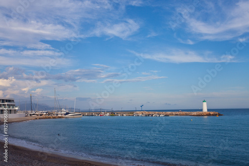 Lazurowe morze, plaża i widok na Alpy, Villeneuve-Loubet, Francja, Lazurowe Wybrzeże. Azure sea, beach and view of the Alps, Villeneuve-Loubet, France, Cote d'Azur
