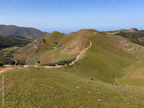 Ruta de senderismo entre colinas verdes del Monte Pavón en Canarias