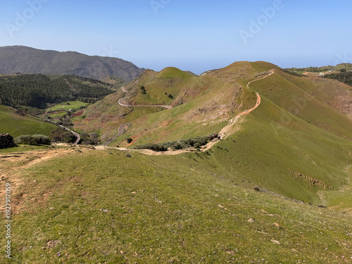 Ruta de senderismo entre colinas verdes del Monte Pavón en Canarias