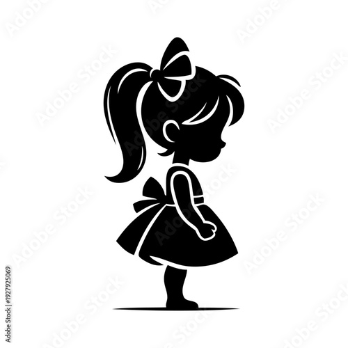 Logotipo de boutique de moda femenina. Dibujo sencillo con la silueta de una niña de pie con un vestido, vista de perfil 