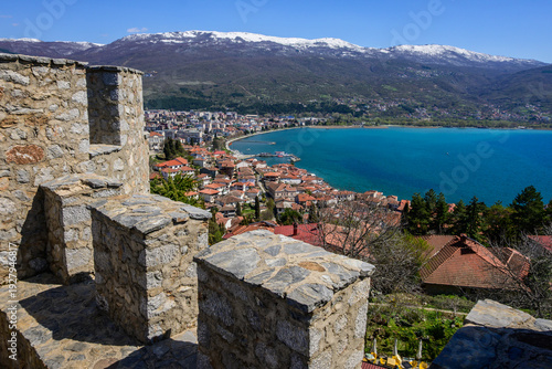 Fotografie Perched atop a hill, Samuel's Fortress provides a sweeping vista of Ohrid town, the glittering Lake Ohrid, and a dramatic backdrop of snow-capped mountains