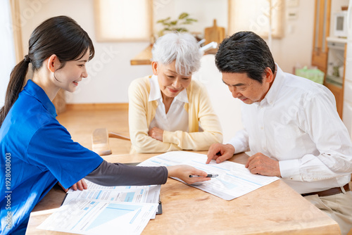 Canvastavla 介護契約の説明を行う訪問介護士