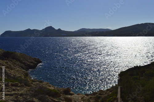 Tableau sur toile Sol brilhando sob o mar