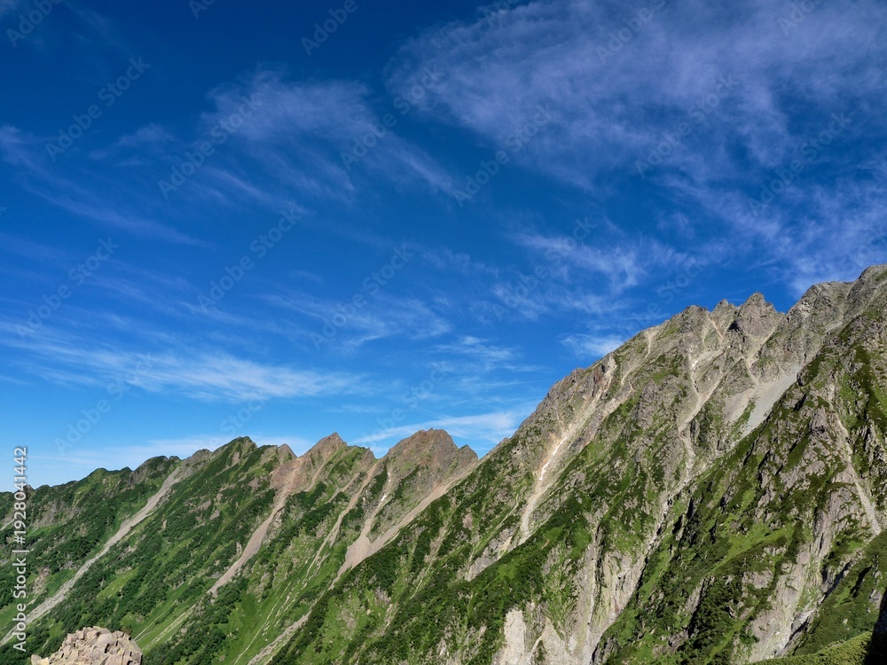 Fototapeta premium 夏空の山脈