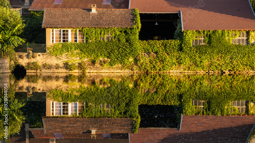 Cuadro en lienzo maison ancienne avec vigne vierge se reflétant dans la rivière la Loue dans le v