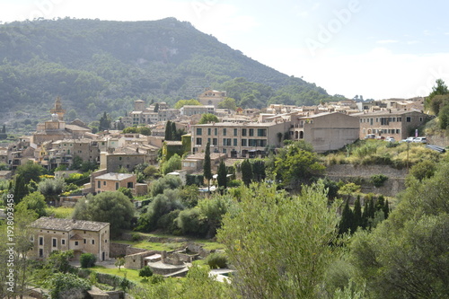 Wallpaper Mural Vila de Valldemossa em Mallorca na Espanha Torontodigital.ca