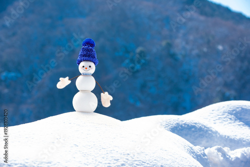 雪山と雪だるま