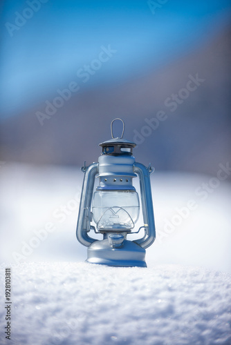 雪の平原とオイルランタン