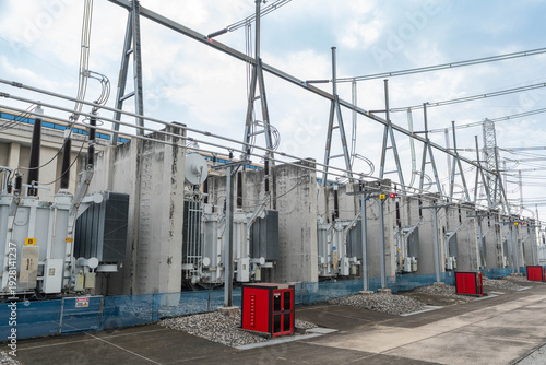 Cuadro en lienzo High voltage transformer units aligned inside electrical substation facility, forming large scale power infrastructure supporting grid capacity, load management and stable energy supply
