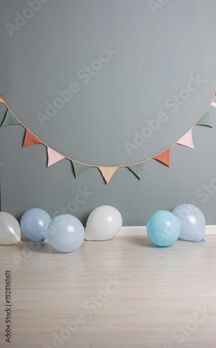 Fondo azul de cumpleaños con banderines