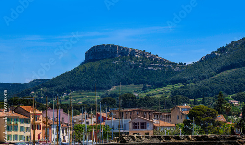 Tableau sur toile Port de plaisance de Cassis, les coteaux et la falaise sous un ciel bleu, Var, P
