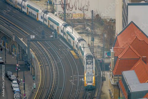 Eisenbahn auf Hochgleisen im Stadtbild