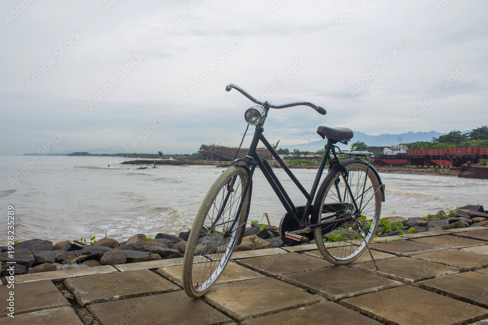 Fototapeta premium antique bicycle on the beach