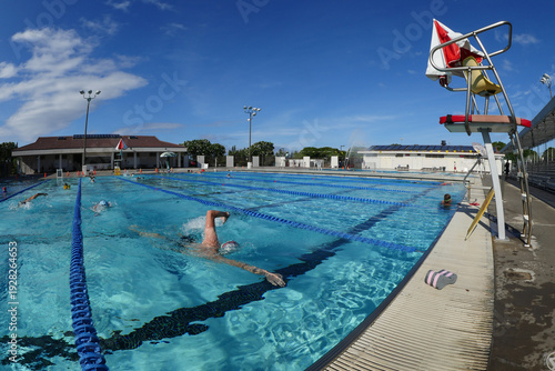 Nageur dans piscine, Hawaii, jour, horizontal