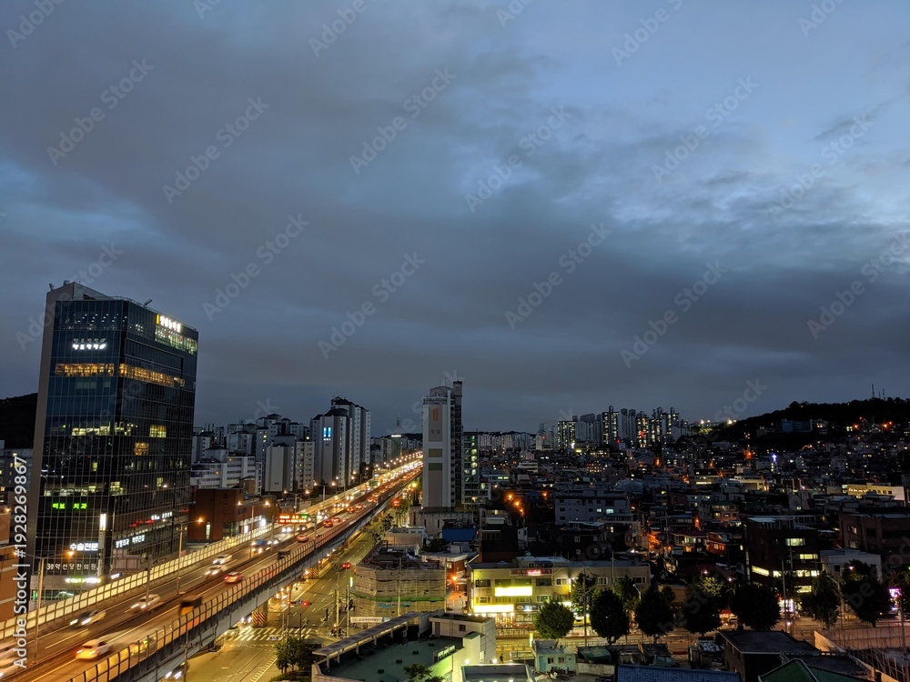 Obraz premium Cityscape Highway Traffic at Dusk