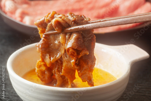 溶き卵煮付けたすき焼きの牛肉