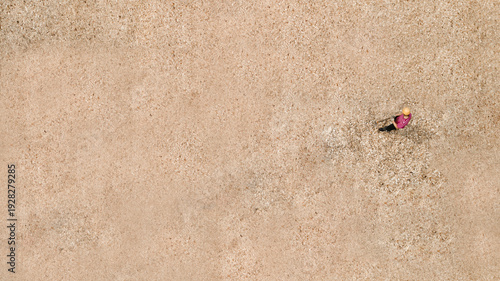 Foto working in a pile of sawdust top view aerial photography from a drone