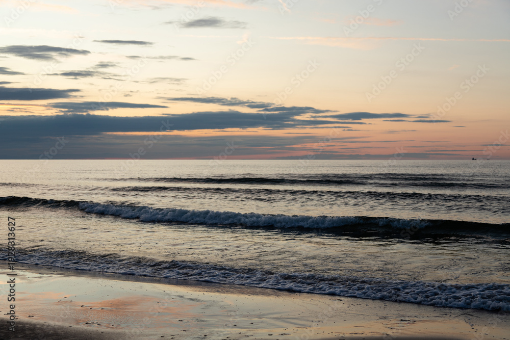 Obraz premium Summer travel concept sunset over endless sea horizon