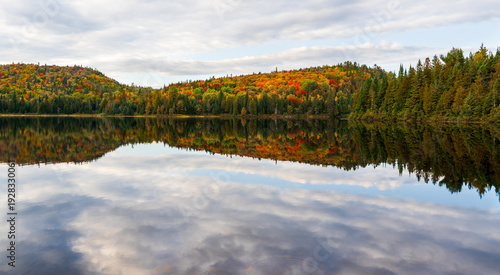  La-Mauricie-Nationalpark, Kanada, Québec, Wanderung durch den herbstlichen Park, der Indian Summer kündigt sich durch seine Farbenpracht an