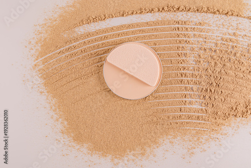 Compact powder with sponge and loose powder spread