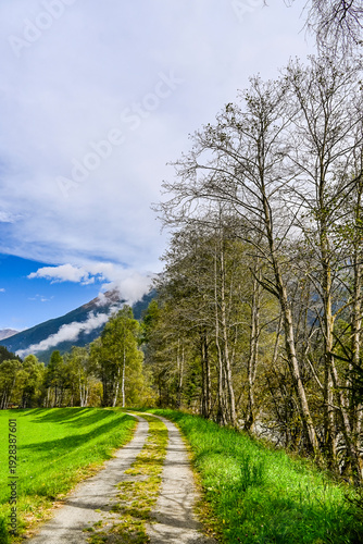 Längenfeld, Ötztaler Ache, Fluss, Uferweg, Ötztal, Wanderweg, Tal, Tirol, Berge, Wald, Landwirtschaft, Sölden, Herbst, Spätsommer, Österreich