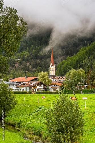 Längenfeld, Dorf, Kirche, Oberlängenfeld, Ötztal, Sölden, Tirol, Felder, Landwirtschaft, Wanderweg, Fischbach, Sommer, Herbst, Nebel, Österreich