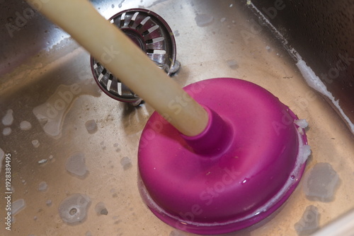 Photos verstopfte Küchenspüle mit Saugglocke reinigen