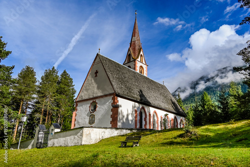Längenfeld, Pestkapelle, Dorf, Oberlängenfeld, Ötztal, Sölden, Tirol, Wald Waldweg, Kraftort, Fischbach, Landwirtschaft, Wanderweg, Sommer, Herbst, Österreich