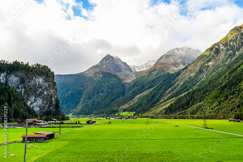 Längenfeld, Ötztal, Ötztaler Ache, Fluss, Uferweg, Granatenkogel, Wanderweg, Tal, Tirol, Berge, Wald, Landwirtschaft, Sölden, Herbst, Spätsommer, Nebel, Österreich