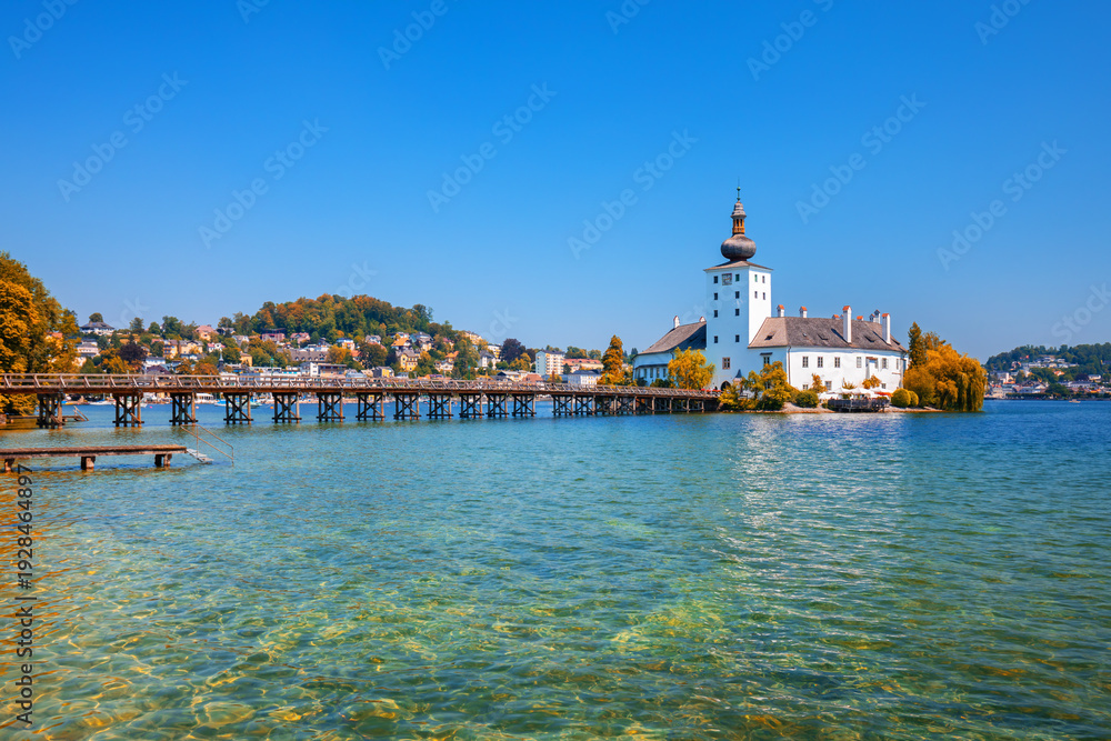 Fototapeta premium Beautiful view of Lucerne, Switzerland featuring the famous wooden Chapel Bridge with Water Tower over the Reuss River. Scenic cityscape with alpine mountains, clear water, and colorful historic archi