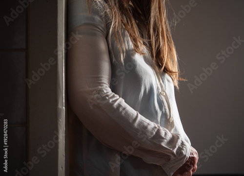 Φωτογραφία Woman standing in doorway of home