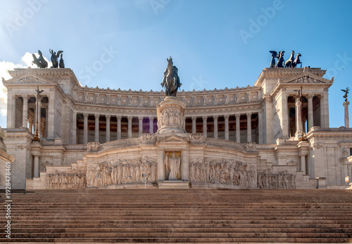 Monumento Nacional a Víctor Manuel II (Vittoriano) o Altar de la Patria y Plaza Venecia en Roma, Italia. Arquitectura y monumentos de Roma. Paisaje urbano de Roma.