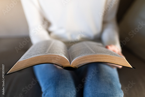 Foto woman holding open bible while sitting at home, christian faith and daily devoti